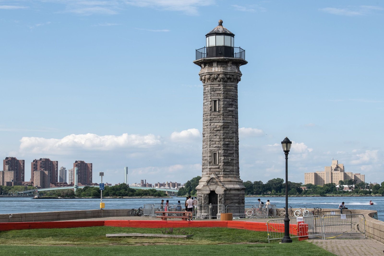 Roosevelt Island Lighthouse (ยฉJulienne Schaer / NYC & Company)