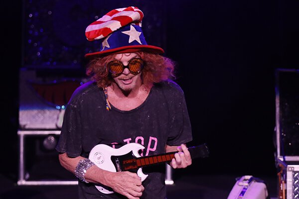 Carrot Top (ยฉFotoBob.com)