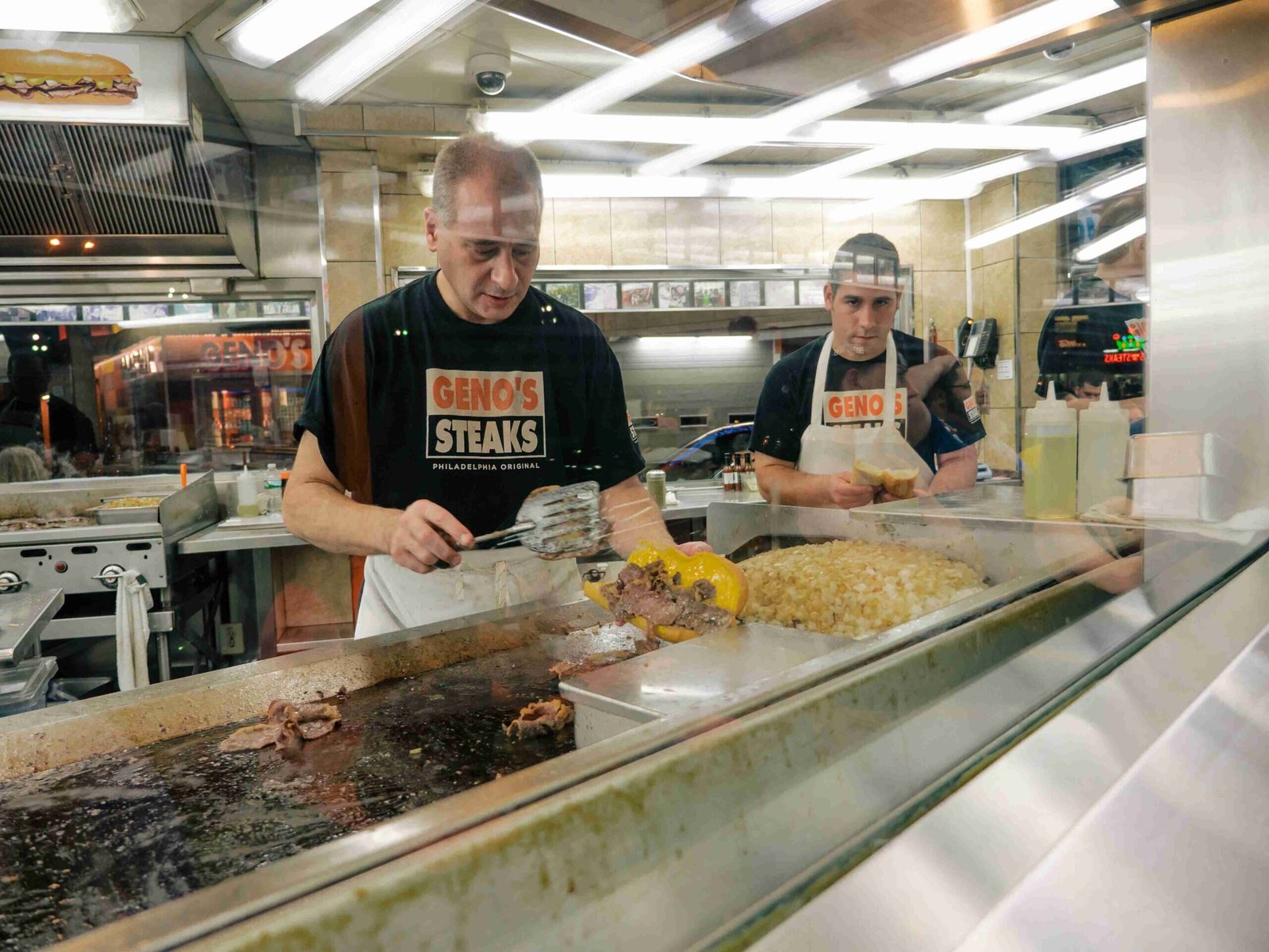 Geno's Steaks (Photo by P. Meyer for VISIT PHILADELPHIA®)