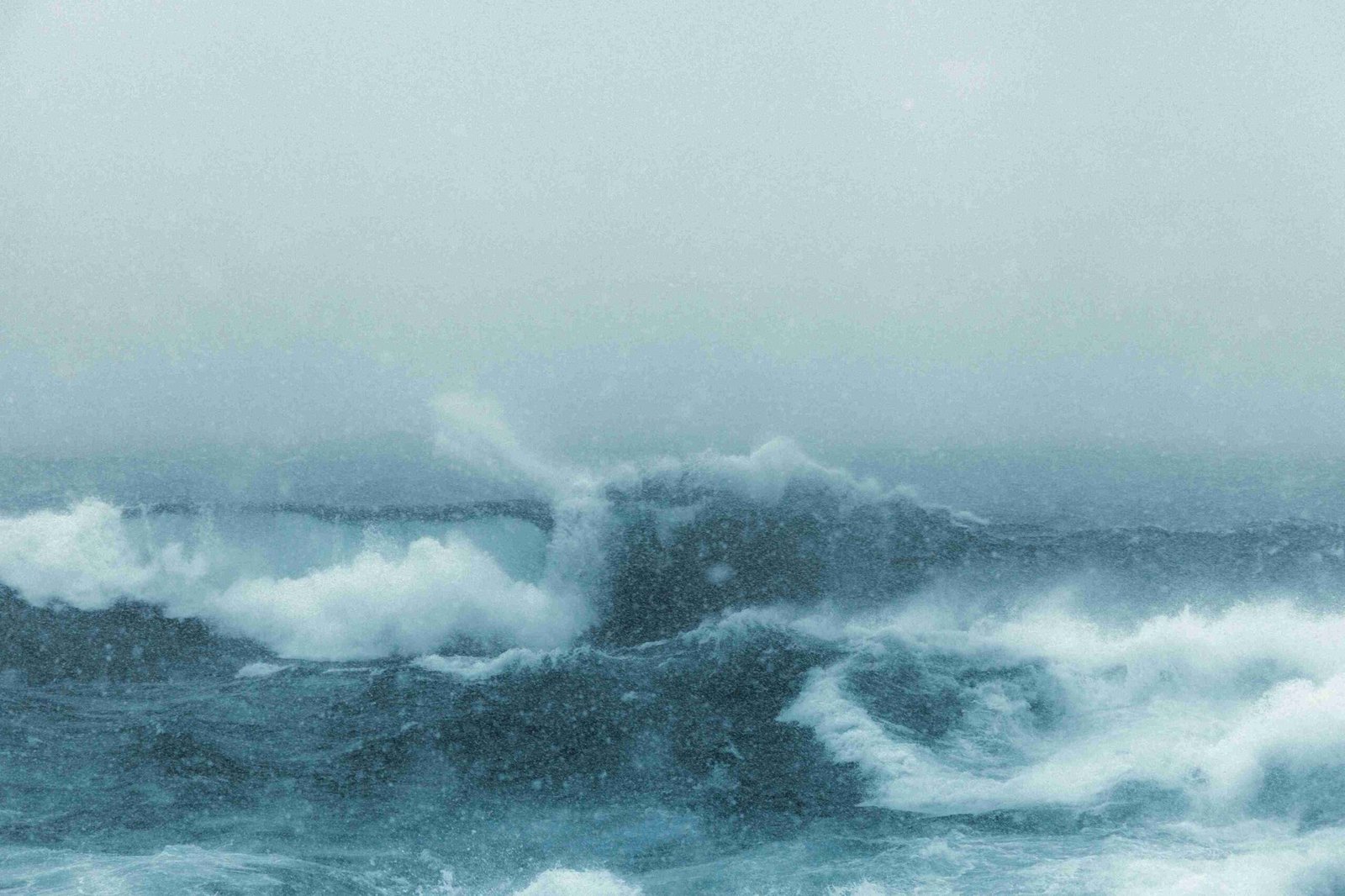 Waves in a Hurricane (ยฉHans Isaacson)