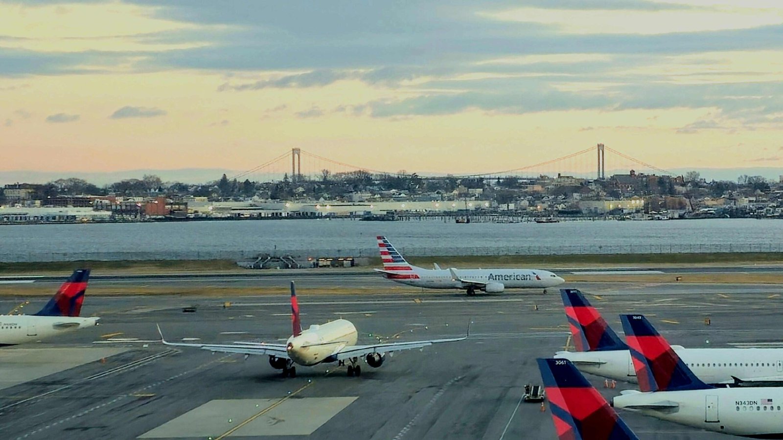 LaGuardia Airport (ยฉPreston A Larimer)